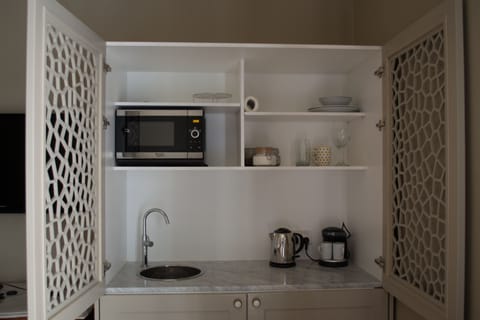 Studio | Private kitchenette | Coffee/tea maker, electric kettle