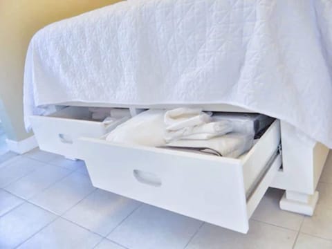 Deluxe studio suite | Bathroom | Shower, free toiletries, towels