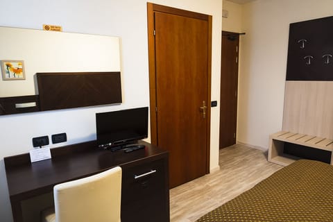 Double Room | Minibar, desk, free WiFi