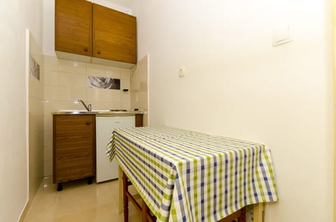 Studio (A3) | Private kitchen | Fridge, stovetop, cookware/dishes/utensils