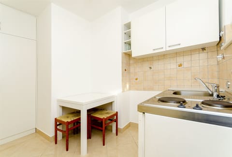 Apartment (A2) | Private kitchen | Fridge, stovetop, cookware/dishes/utensils