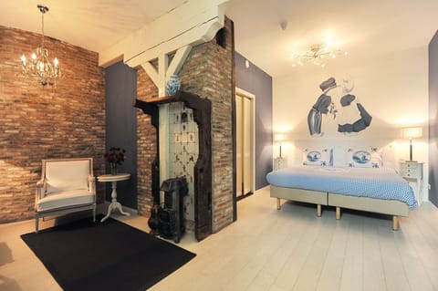 Delfts blauwe suite | In-room safe, desk, blackout drapes, iron/ironing board