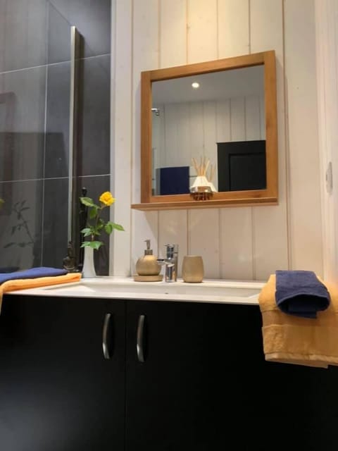 Junior Double Room, Garden View | Bathroom sink