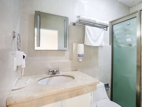 Standard Room | Bathroom | Shower, rainfall showerhead, hair dryer, towels