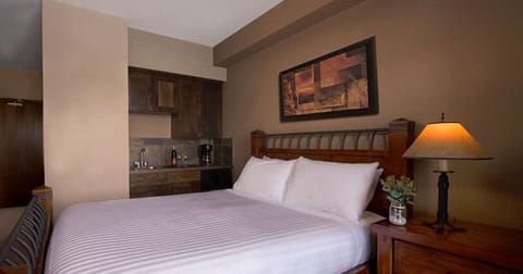 Queen Guest Room | Premium bedding, desk, iron/ironing board, free WiFi