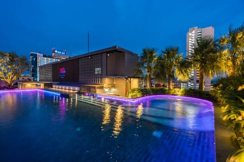 Poolside bar