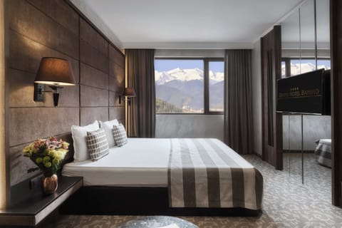 Double Room | Minibar, in-room safe, blackout drapes, soundproofing