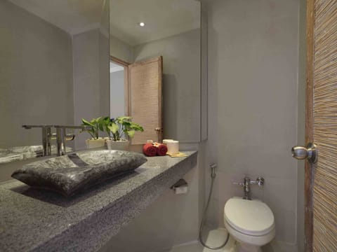 Junior Suite | Bathroom | Shower, hair dryer, slippers, towels