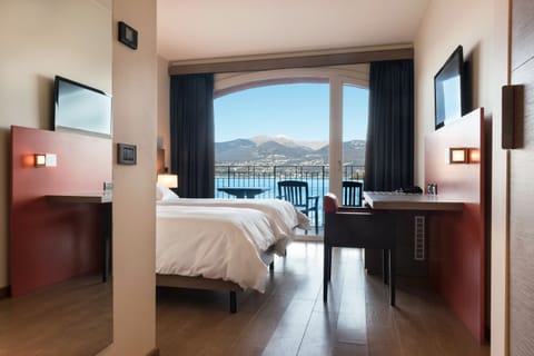 Deluxe Room, Terrace, Lake View | Minibar, in-room safe, desk, soundproofing