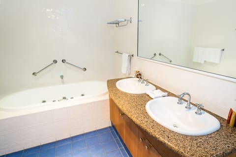 Executive King Spa Suite | Bathroom | Shower, free toiletries, towels, soap