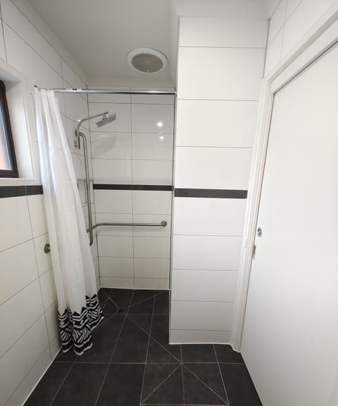 Standard Double Room | Bathroom | Free toiletries, hair dryer, towels