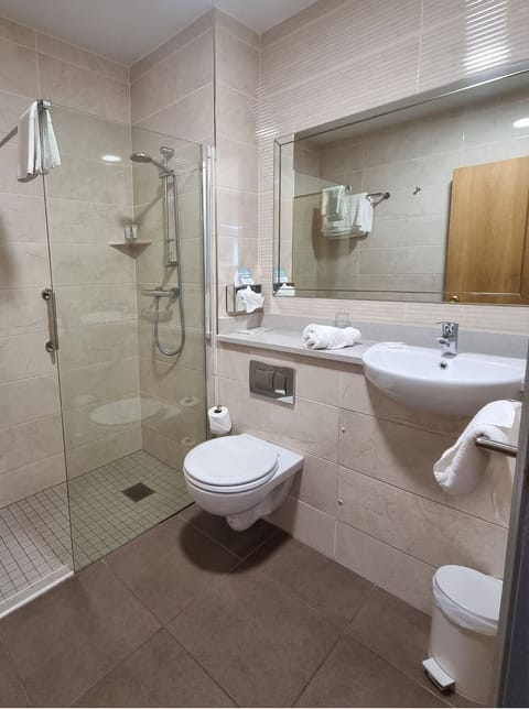 Superior Twin Room | Desk, laptop workspace, blackout drapes, iron/ironing board