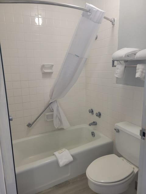 Room, 1 Queen Bed, Non Smoking | Bathroom | Combined shower/tub, free toiletries, hair dryer, towels