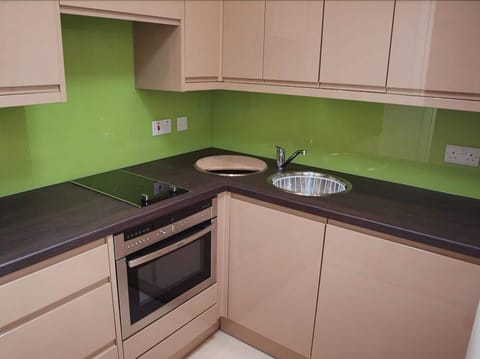 Deluxe Studio Suite, 1 Double Bed | Private kitchen | Fridge, coffee/tea maker