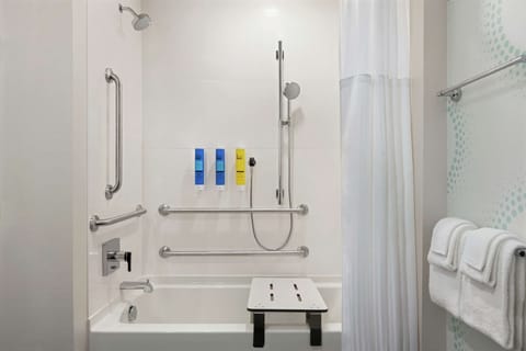 Combined shower/tub, towels