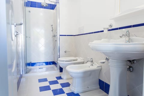 Standard Double or Twin Room | Bathroom | Jetted tub, free toiletries, hair dryer, slippers