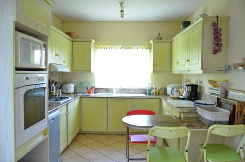 Deluxe Villa (Danielle) | Private kitchen | Fridge, microwave, oven, stovetop