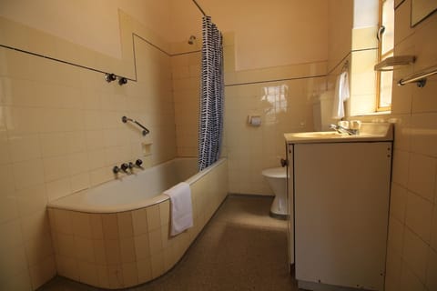 Budget Double | Bathroom | Combined shower/tub, free toiletries, towels