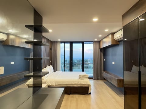 Panoramic Penthouse | Premium bedding, minibar, in-room safe, blackout drapes