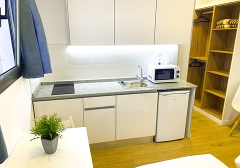 Standard Studio, Garden View, Ground Floor | Private kitchen | Fridge, microwave, stovetop, coffee/tea maker