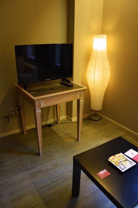 Grand Studio | Living area | TV