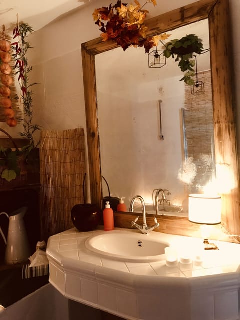 Standard Room | Bathroom | Free toiletries, hair dryer, towels