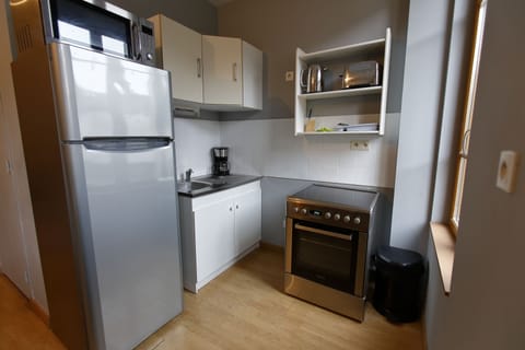 Family Apartment (F4 rdc D) | Private kitchen | Fridge, microwave, oven, stovetop