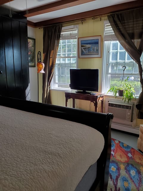 Standard Room, 1 Queen Bed | Individually decorated, individually furnished, free WiFi, bed sheets