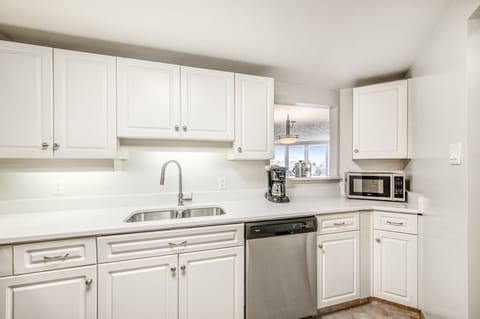 Suite, 1 Bedroom, Partial Harbor View | Private kitchen