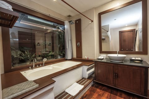 Executive Room, Balcony | Deep soaking bathtub