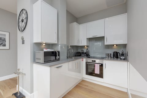 Superior Studio, 1 Bedroom, City View | Private kitchen | Full-size fridge, microwave, oven, stovetop