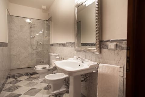 Double Room | Bathroom | Shower, free toiletries, hair dryer, bidet