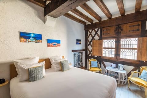 Double Room, Ensuite (La volière) | Individually decorated, individually furnished, desk, free WiFi