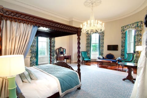 Suite, Garden View | Individually decorated, individually furnished, desk, blackout drapes