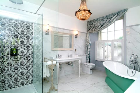 Suite, Garden View | Bathroom | Separate tub and shower, free toiletries, hair dryer, towels