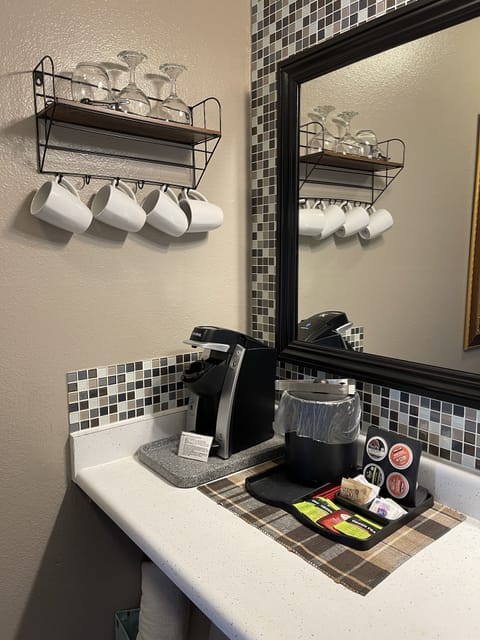 Deluxe Double Queen (Pet Friendly) | Bathroom | Combined shower/tub, designer toiletries, hair dryer, towels