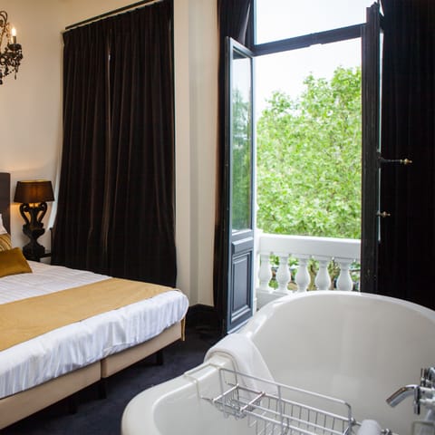 Deluxe Double Room (Nr. 5) | Bathroom | Free toiletries, hair dryer, towels, soap