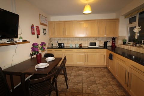 Comfort House | Private kitchen | Fridge, microwave, stovetop, electric kettle