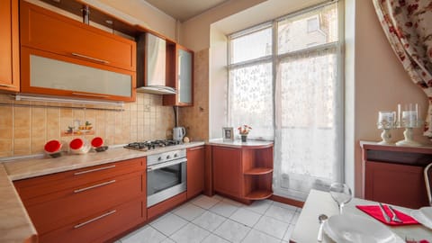 Deluxe Apartment (Internatsionalnaya 17-2) | Private kitchen | Full-size fridge, microwave, stovetop, electric kettle