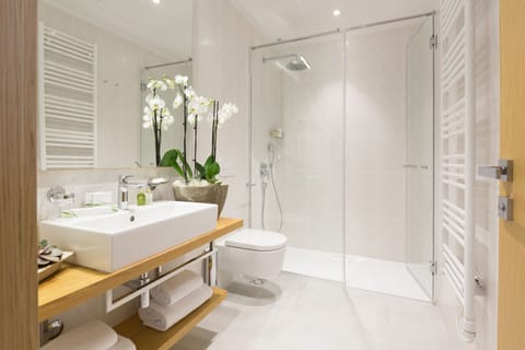 Special Offer - Double or Twin Room | Bathroom | Shower, free toiletries, hair dryer, bathrobes