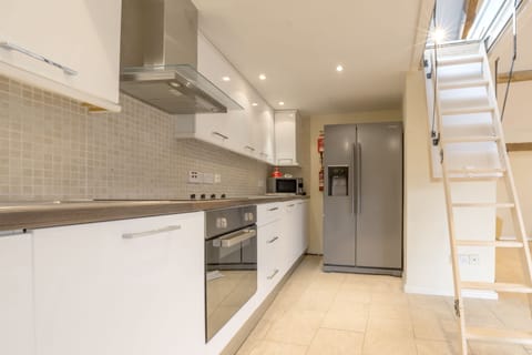 Studio | Private kitchen | Fridge, oven, stovetop, electric kettle