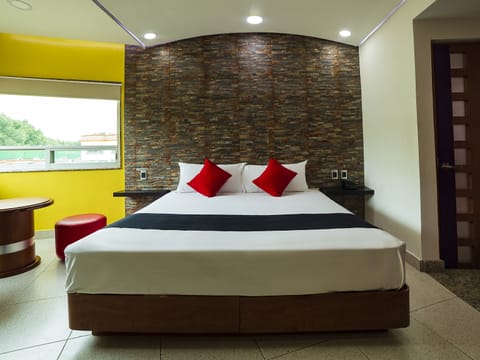 Deluxe Room, Jetted Tub | Free WiFi, bed sheets, wheelchair access