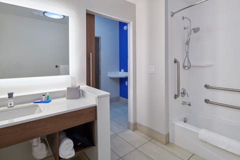 Standard Room, 1 King Bed, Accessible Bathtub (Mobility) | Bathroom | Free toiletries, hair dryer, towels