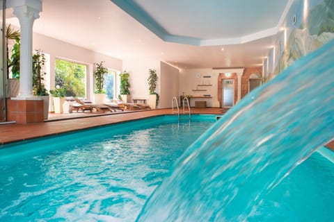 Indoor pool, sun loungers