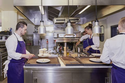 2 restaurants, lunch, dinner served; French cuisine