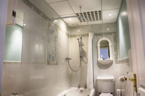 Superior Double Room (Ty Gwyn) | Bathroom | Designer toiletries, hair dryer, bathrobes, towels