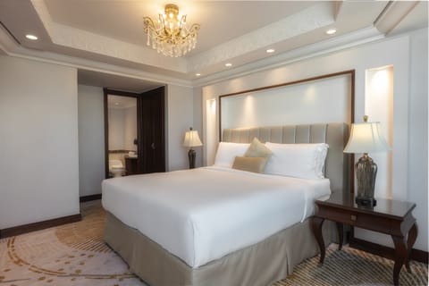 Panoramic Suite, 1 Bedroom (Kaaba View) | Premium bedding, minibar, in-room safe, individually decorated