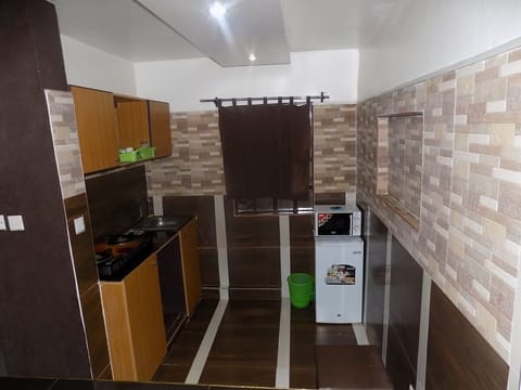 Deluxe Studio | Private kitchen | Microwave, cookware/dishes/utensils