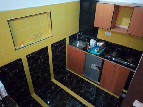 Deluxe Studio | Private kitchen | Microwave, cookware/dishes/utensils