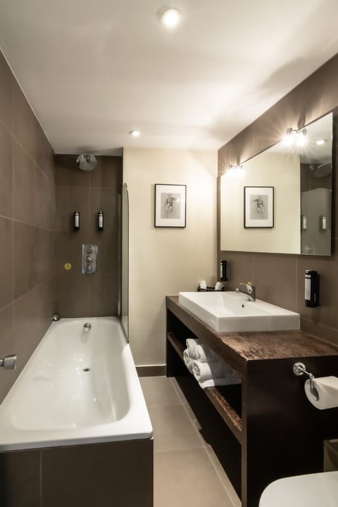 Family Room | Bathroom | Combined shower/tub, designer toiletries, hair dryer, towels